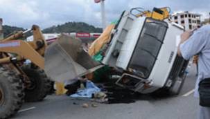 RİZE YOLUNDA KAZA CAN ALDI: 2 ÖLÜ, 1 YARALI