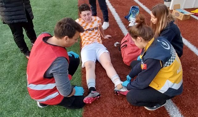 Rize'de amatör futbolcunun maçta ayak bileği kırıldı
