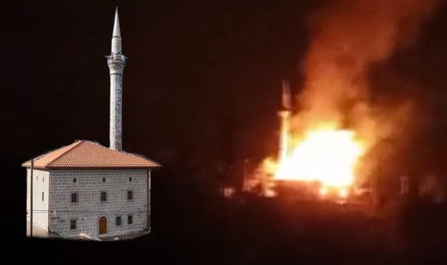 Pazar'da restore edilen 150 yıllık cami yıldırım isabet etmesi sonucu yandı